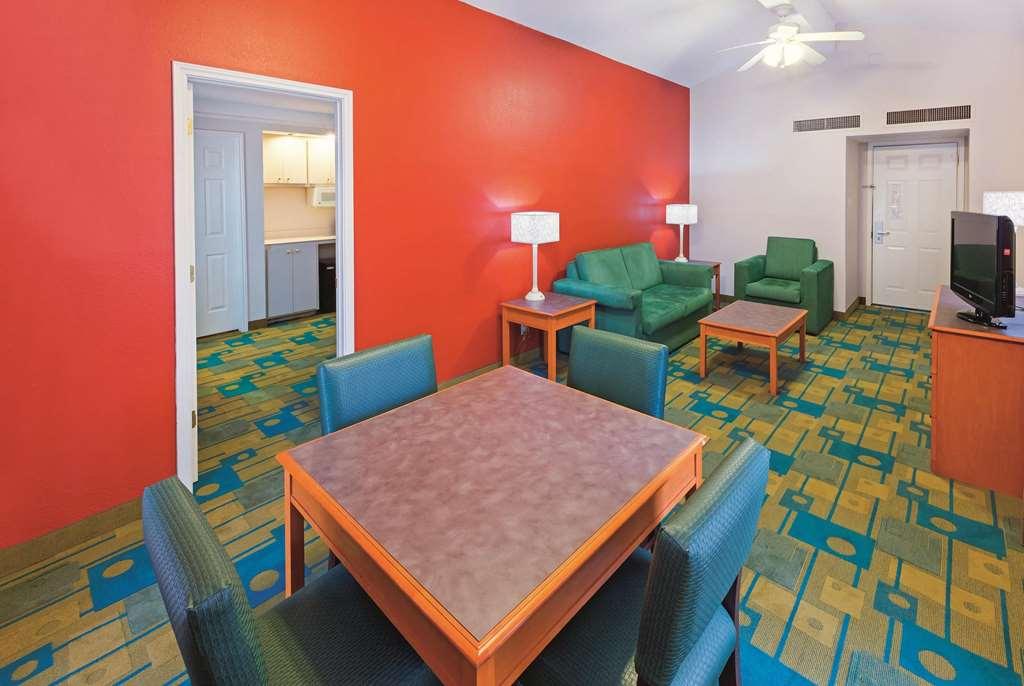 Baymont By Wyndham Lubbock - Downtown Civic Center Hotel Стая снимка