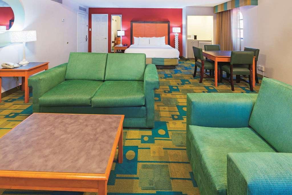 Baymont By Wyndham Lubbock - Downtown Civic Center Hotel Стая снимка