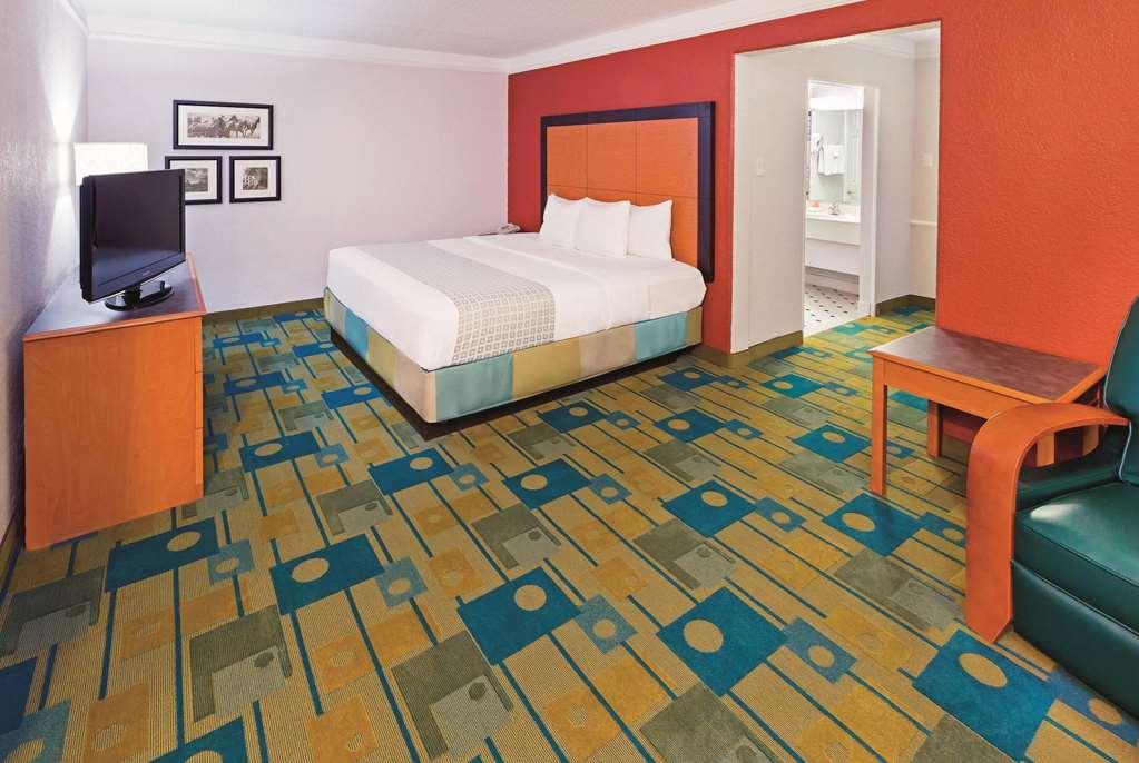 Baymont By Wyndham Lubbock - Downtown Civic Center Hotel Стая снимка