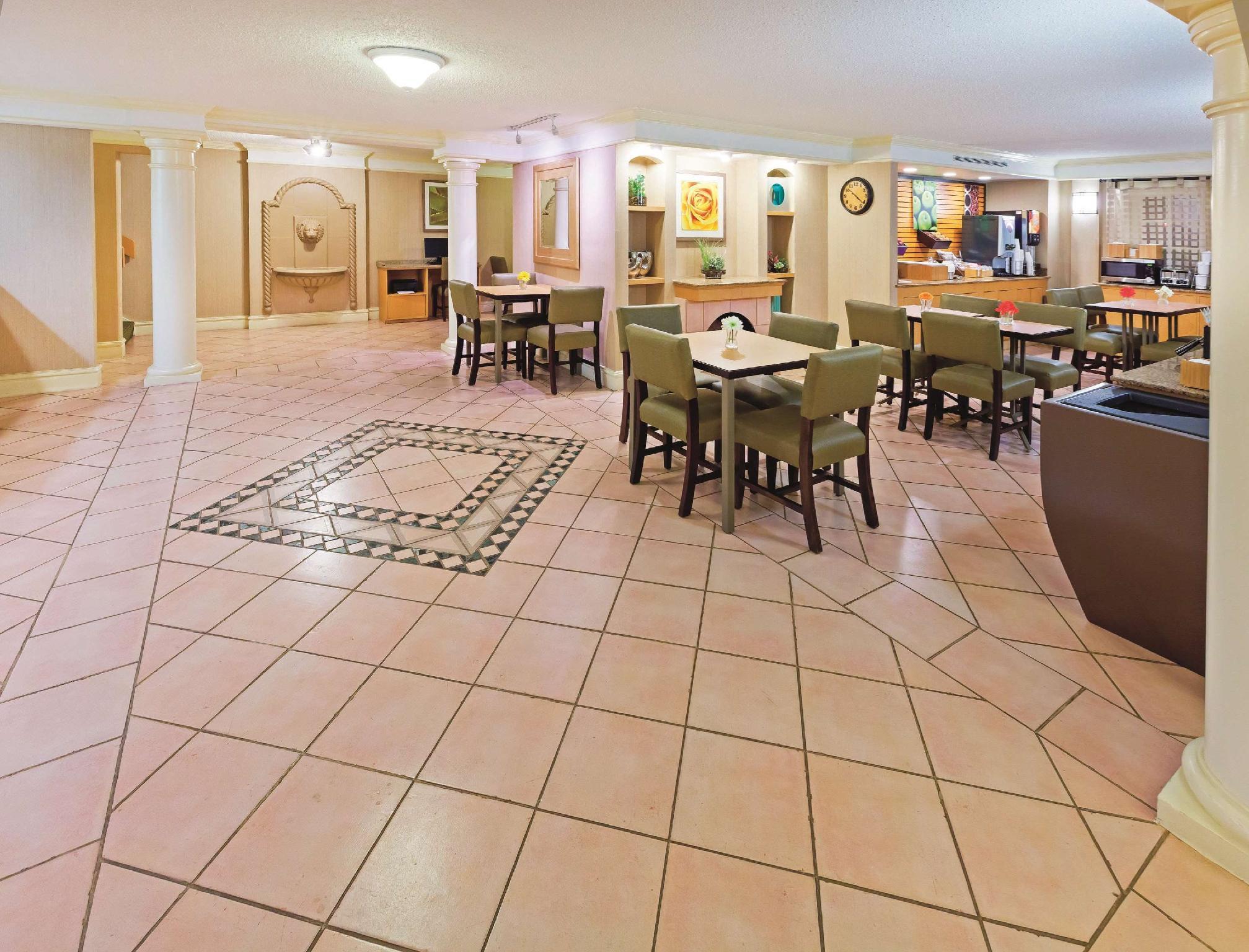 Baymont By Wyndham Lubbock - Downtown Civic Center Hotel Екстериор снимка